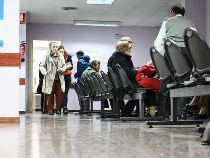 Pacientes en un centro de salud de Madrid, el pasado enero.