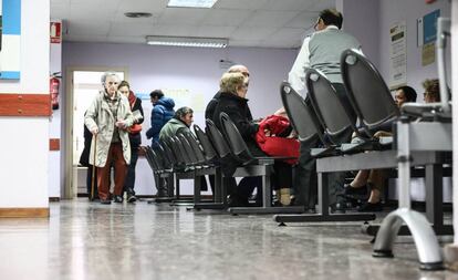 Pacientes en un centro de salud de Madrid, el pasado enero.