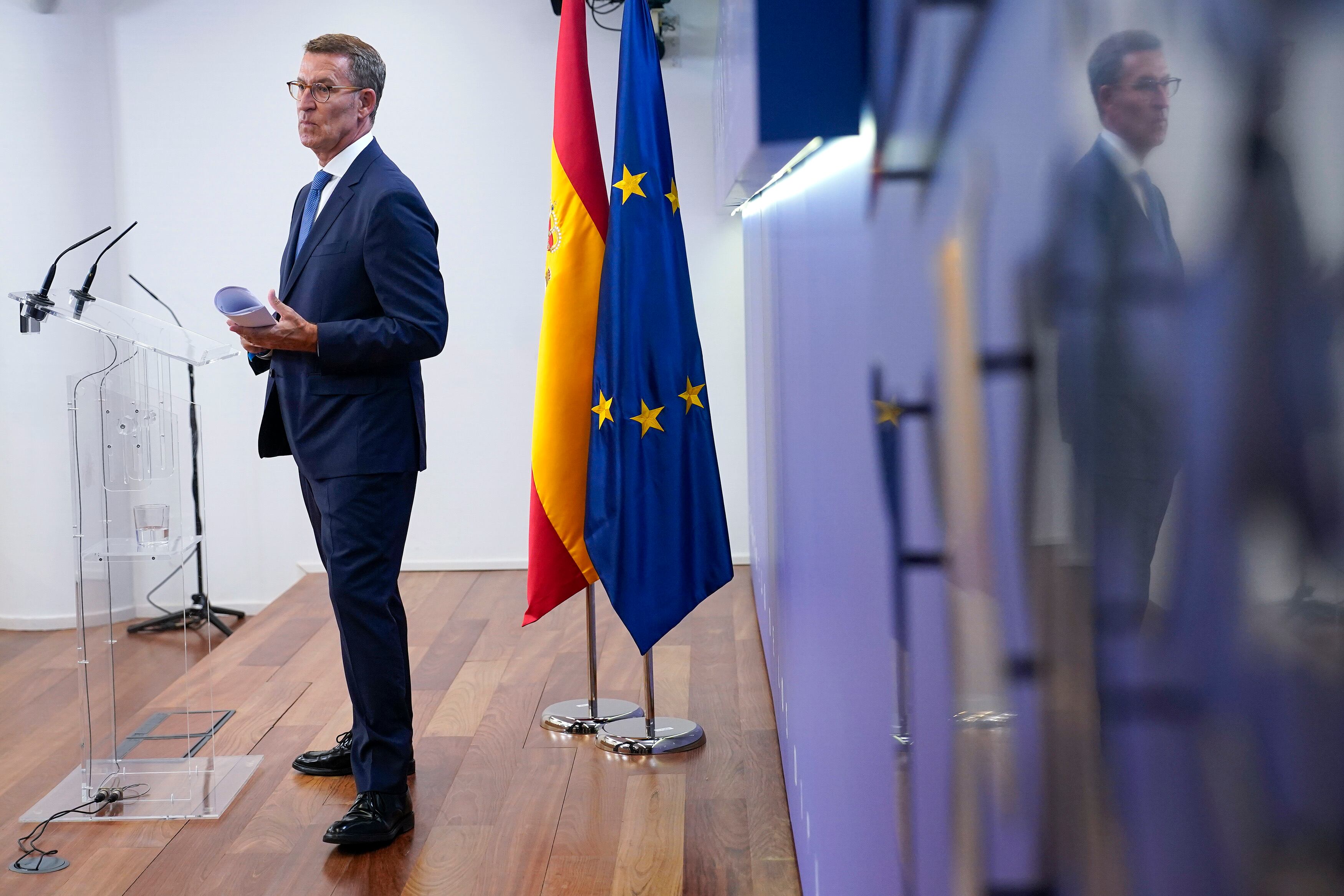 El presidente del PP, Alberto Núñez Feijóo, comparece en rueda de prensa en el Congreso tras reunirse con el Rey, el martes en Madrid.