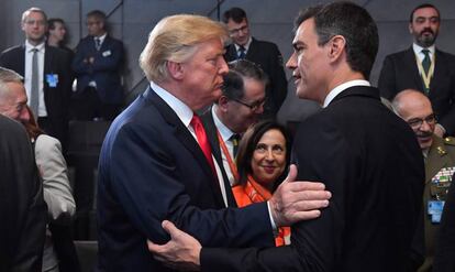 Sánchez saluda Trump en presencia de la ministra española de Defensa, en la sede de la OTAN en Bruselas.