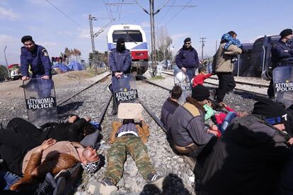Refugiados en las vías del tren cerca del paso fronterizo.