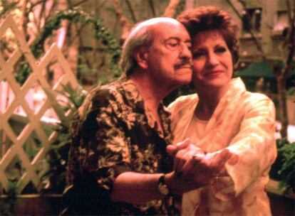 López Vázquez y Andrea Ferréol en un fotograma de la película dirigida por Joan Potau en 1998.