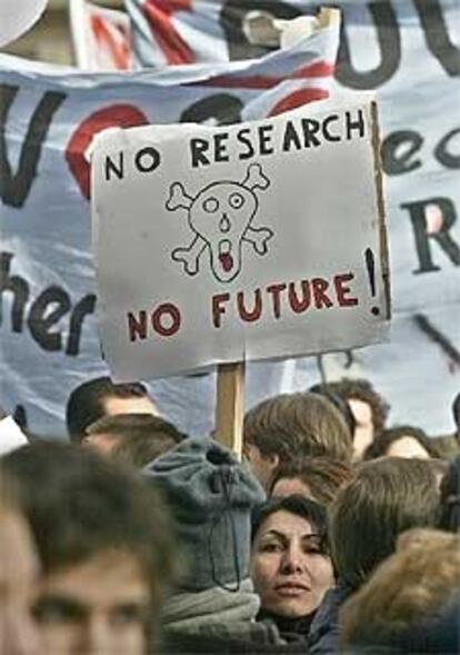 "No investigación, no futuro", dice un cartel de la protesta de ayer en París.
