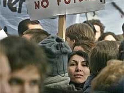 "No investigación, no futuro", dice un cartel de la protesta de ayer en París.