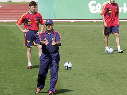 Sáez da instrucciones a sus jugadores durante el entrenamienmto de ayer en Las Rozas.