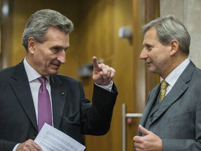 El comisario de Pol&iacute;tica de Vecindad y Negociaciones para la Ampliaci&oacute;n, Johannes Hahn, y el comisario europeo para la Agenda Digital, G&uuml;nther Oettinger, asisten a la reuni&oacute;n semanal del colegio de comisarios de la Comisi&oacute;n Europea en Bruselas.