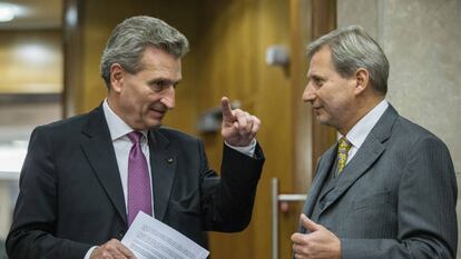 El comisario de Política de Vecindad y Negociaciones para la Ampliación, Johannes Hahn, y el comisario europeo para la Agenda Digital, Günther Oettinger, asisten a la reunión semanal del colegio de comisarios de la Comisión Europea en Bruselas.