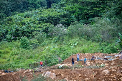 Familiares de personas que siguen desaparecidas en el derrumbe 