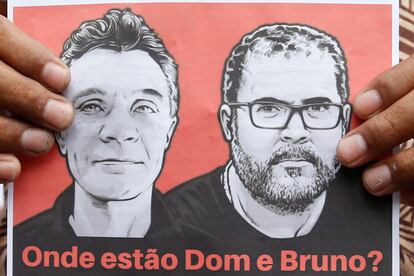 Un manifestante sostiene una pancarta que dice "¿Dónde están Dom y Bruno?" durante una protesta tras la desaparición del periodista británico Dom Phillips y el indigenista Bruno Pereira.