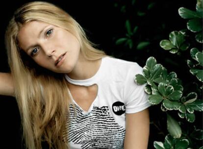 Gwyneth Paltrow con su camiseta de One, fotografiada por Helena Christensen.