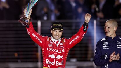 Checo Pérez, en el podio del Gran Premio de Las Vegas tras terminar en el tercer lugar, la madrugada del domingo.