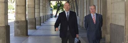 El exconsejero de Empleo andaluz Antonio Fernández (derecha) entrando en los juzgados de Sevilla.