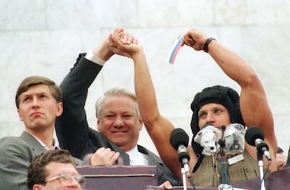 O presidente russo, Boris Yeltsin, em uma foto de 22 de agosto de 1991. Cumprimenta um membro da equipe de um tanque, que segura uma bandeira russa em frente ao parlamento, em Moscou.