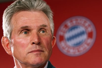 Jupp Heynckes, fotografiado con el escudo del Bayern de fondo durante su última etapa al frente del equipo.