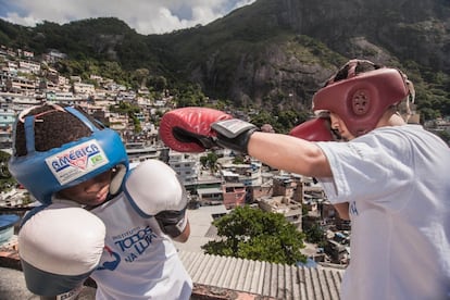 Dois alunos do Instituto Todos na Luta treinam em uma laje da favela do Vidigal.