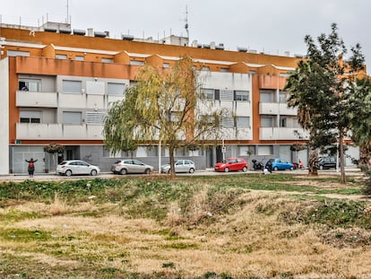 Fachada de los bloques de viviendas del municipio de Montserrat (Valencia), afectados por las ocupaciones irregulares y contratos de alquiler invalidados por un juzgado.