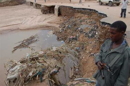 Un soldado etíope hace guardia junto a una carretera de Dire Dawa destruida por la riada.