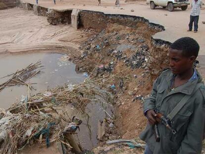 Un soldado etíope hace guardia junto a una carretera de Dire Dawa destruida por la riada.