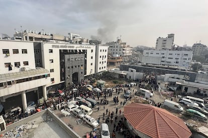 Una multitud de palestinos desplazados se congregaban a las puertas del hospital al Shifa, en Ciudad de Gaza, el domingo. 