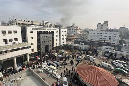 Una multitud de palestinos desplazados se congregaban a las puertas del hospital al Shifa, en Ciudad de Gaza, el domingo. 