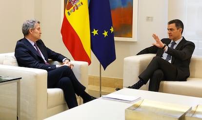 El presidente del Gobierno, Pedro Sánchez, y el presidente del PP, Alberto Núnez Feijóo, durante su encuentro este jueves en la Moncloa.