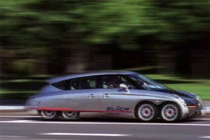 El Eliica, con ocho ruedas y tracción 8×8, es el coche eléctrico más rápido del mundo: acelera de 0 a 100 km/h. en 4,2 segundos y alcanza 370 kmh. sin contaminar.