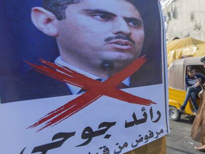 Póster tachado con la imagen de Raed Juhi, cuyo nombre se ha barajado como posible primer ministro, el miércoles en la plaza Tahrir de Bagdad.
