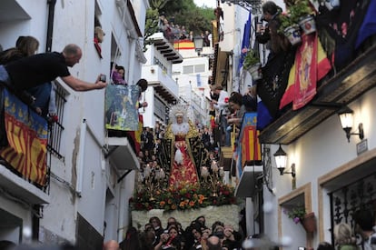 Procesión de la Virgen de los Dolores por las calles del barrio de Santa Cruz, en Alicante, el 1 de abril de 2015.