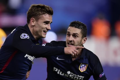 Antoine Griezmann (i) ceelbra su segundo gol junto con su compañero Koke del Atlético de Madrid.