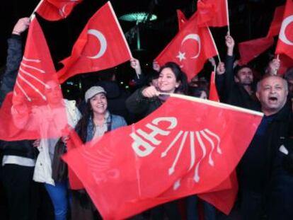Toque de atención de los electores de Turquía al partido de Erdogan, que cae derrotado en 8 capitales provinciales y podría perder Estambul, donde dos candidatos se han proclamado vencedores.