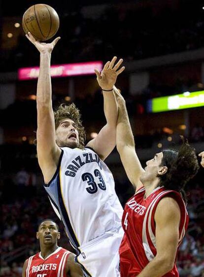 Marc Gasol lanza a canasta ante el argentino Luis Scola.