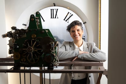 Alba Bou, alcaldesa de El Prat de Llobregat, posa en el interior del reloj del ayuntamiento.