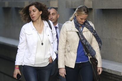 La capitana Zaida Cantera, su marido, el comandante Jose Lopez y la diputada de UpyD Irene Lozano a la salida del Congreso.