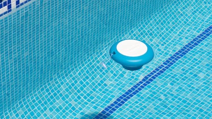 Artículo de EL PAÍS Escaparate que describe las ventajas de usar dosificadores de cloro para la piscina​ en invierno