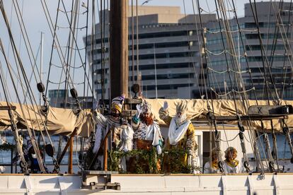 El Alcalde de Barcelona Jaume Colllboni ha recibido esta tarde  los Reyes Magos en el muelle de las Golondrinas del Portal de la Pau y les ha entregado la llave magica de la ciudad. 