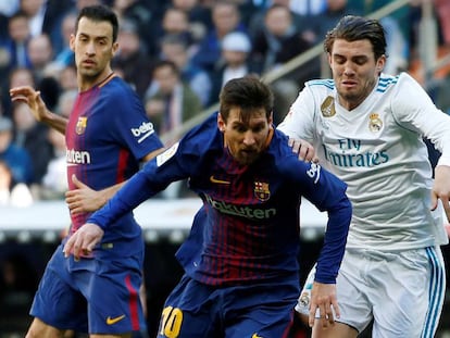 Kovacic persigue a Messi.