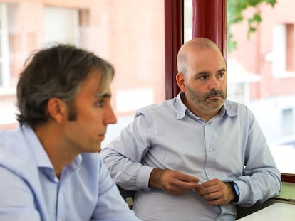 En primer plano, Jaime Rey, jefe de Producción de Aemet, y en segundo, Rubén del Campo, su portavoz, el jueves en la cafetería de la sede central de la agencia.