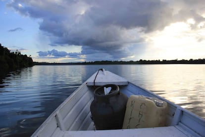 Os quilombolas se locomovem entre as casas e comunidades com barcos ou lancha rápida, como a da foto, que também é usada para transportar gás de cozinha, alimentos, gasolina e madeira para construção. Na imagem, o rio Trombetas no caminho entre Porto Trombetas e a comunidade quilombola do Abuí.