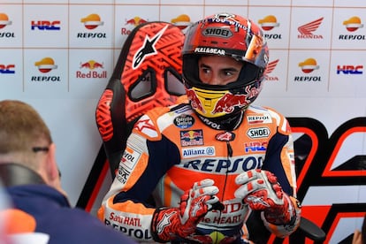 El piloto del equipo Repsol Honda descansa en el box durante los entrenamiento en circuito de Alcañiz.