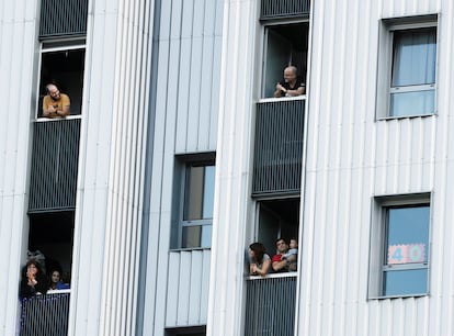 Vecinos del barrio navarro de Ripagaina, cerca de Pamplona, aplauden desde sus casas.