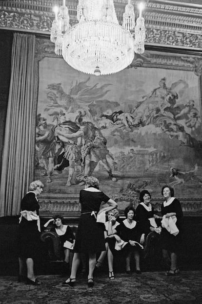 Camareras tomando el té durante su descanso en un banquete en el Ayuntamiento de Londres (1979).