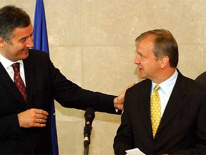 El primer ministro de Montenegro, Milo Djukanovic (izquierda), y Olli Rehn, comisario de Ampliación, ayer en Bruselas.