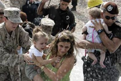 <i>Marines</i> y policías libaneses ayudan a ciudadanos estadounidenses a embarcar en una playa de Beirut.