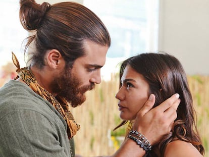 Los actores Can Jamal (a la izquierda) y Demet Ödzemir en la telenovela turca 'Erkenzi Kus' (2019).