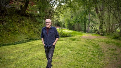 El artista Juan Uslé, en el jardín de
su casa en Saro (Cantabria),