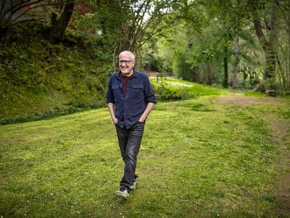 El artista Juan Uslé, en el jardín de
su casa en Saro (Cantabria),