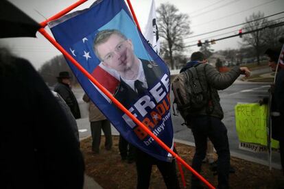 Protestas en la puerta de la base militar de Maryland donde se juzga a Bradley Manning.