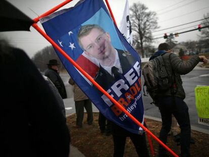 Protestas en la puerta de la base militar de Maryland donde se juzga a Bradley Manning.