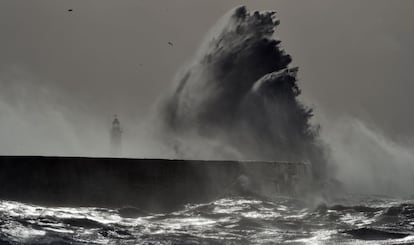 Una ola impacta contra el faro de Newhaven en la costa sur de Inglaterra, mientras la tormenta Doris golpea al país.