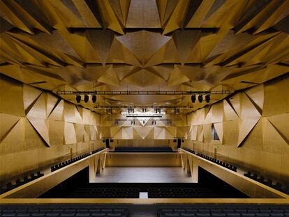 La Filarmónica de Szczecin alberga un auditorio de paredes doradas con capacidad para mil espectadores, una sala de música de cámara para 200, un espacio para exposiciones y conferencias y un amplio hall de entrada.